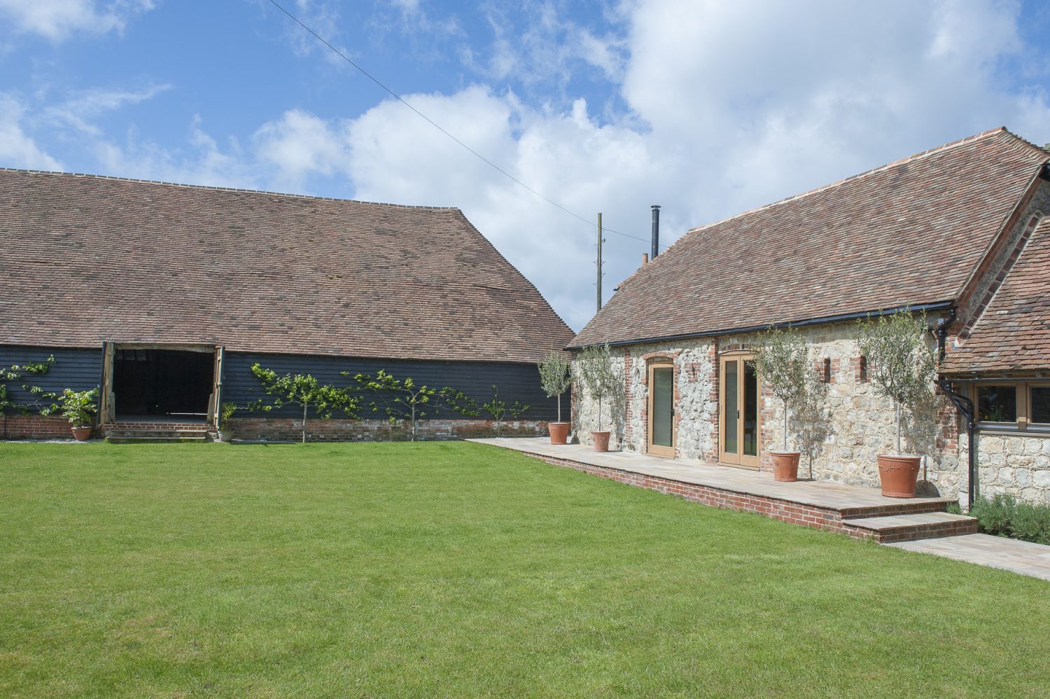 The traditional 16th century Kent threshing barn covers an area of some 350 square metres and features a soaring vaulted interior and truly breathtaking timberwork