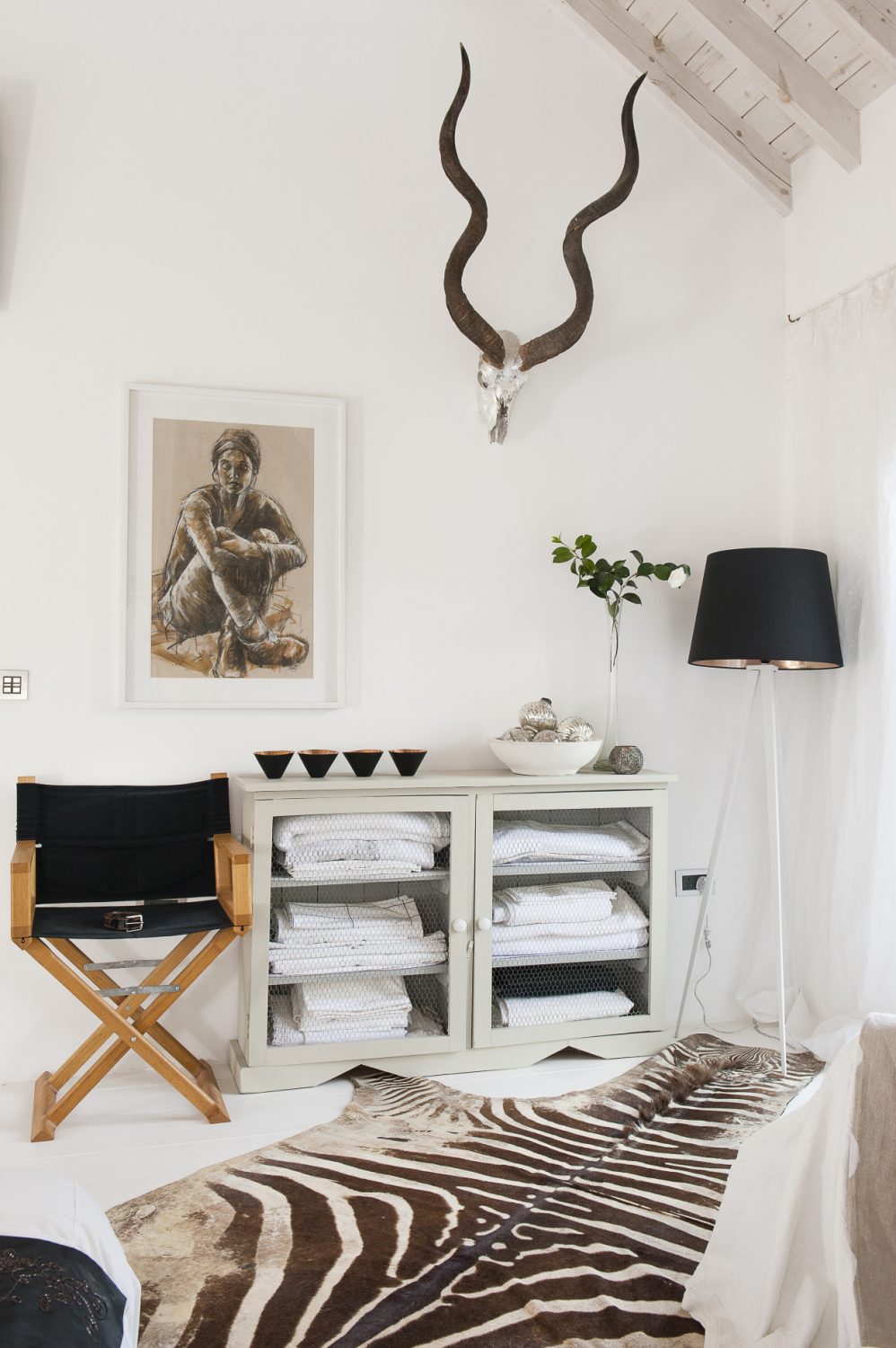 On the wall opposite the chic master bed is a magnificent pair of silver-leafed kudu horns and an oil and charcoal on paper by one of Sue’s favourite artists, and her teacher, East Sussex-based Nicola King