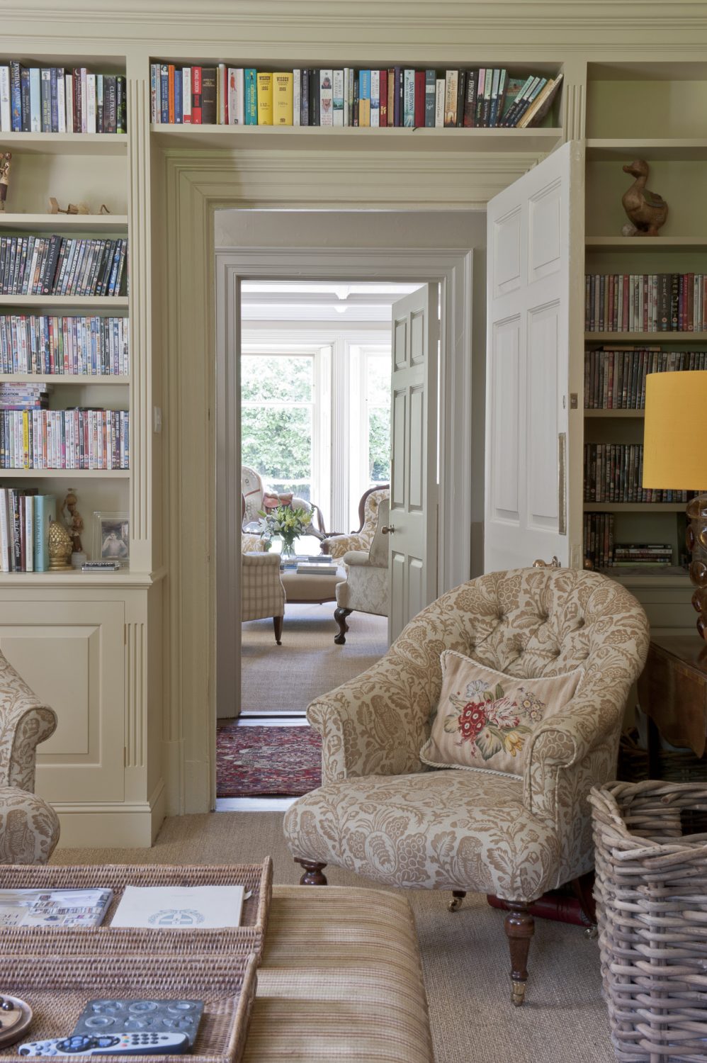 Belinda has lined two of the walls with bookcases made by one of her local joiners and hand-painted them in Farrow & Ball ‘Cord’