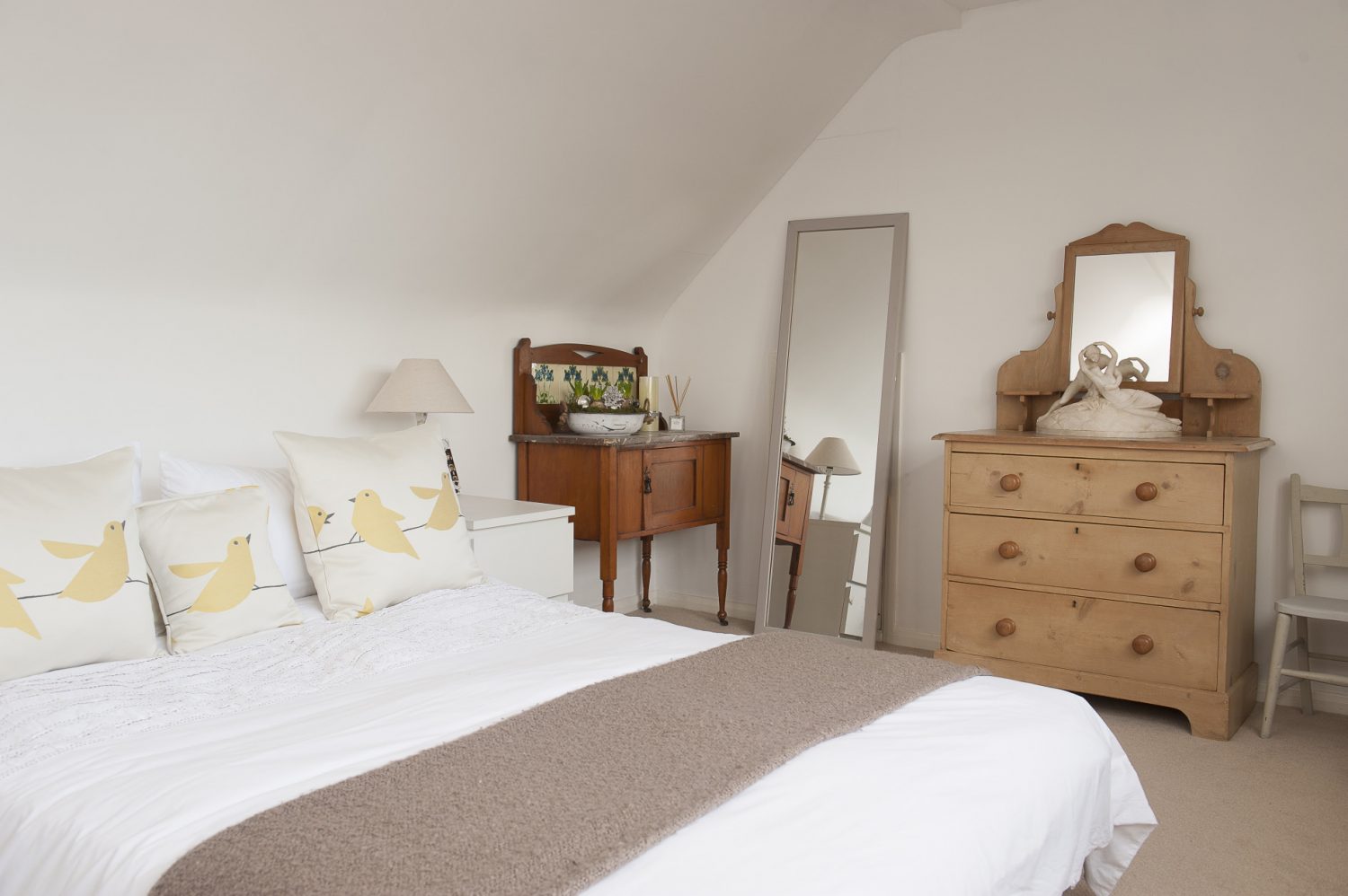 Next to the sitting room, a discreet staircase leads up to a pretty, vaulted guest bedroom