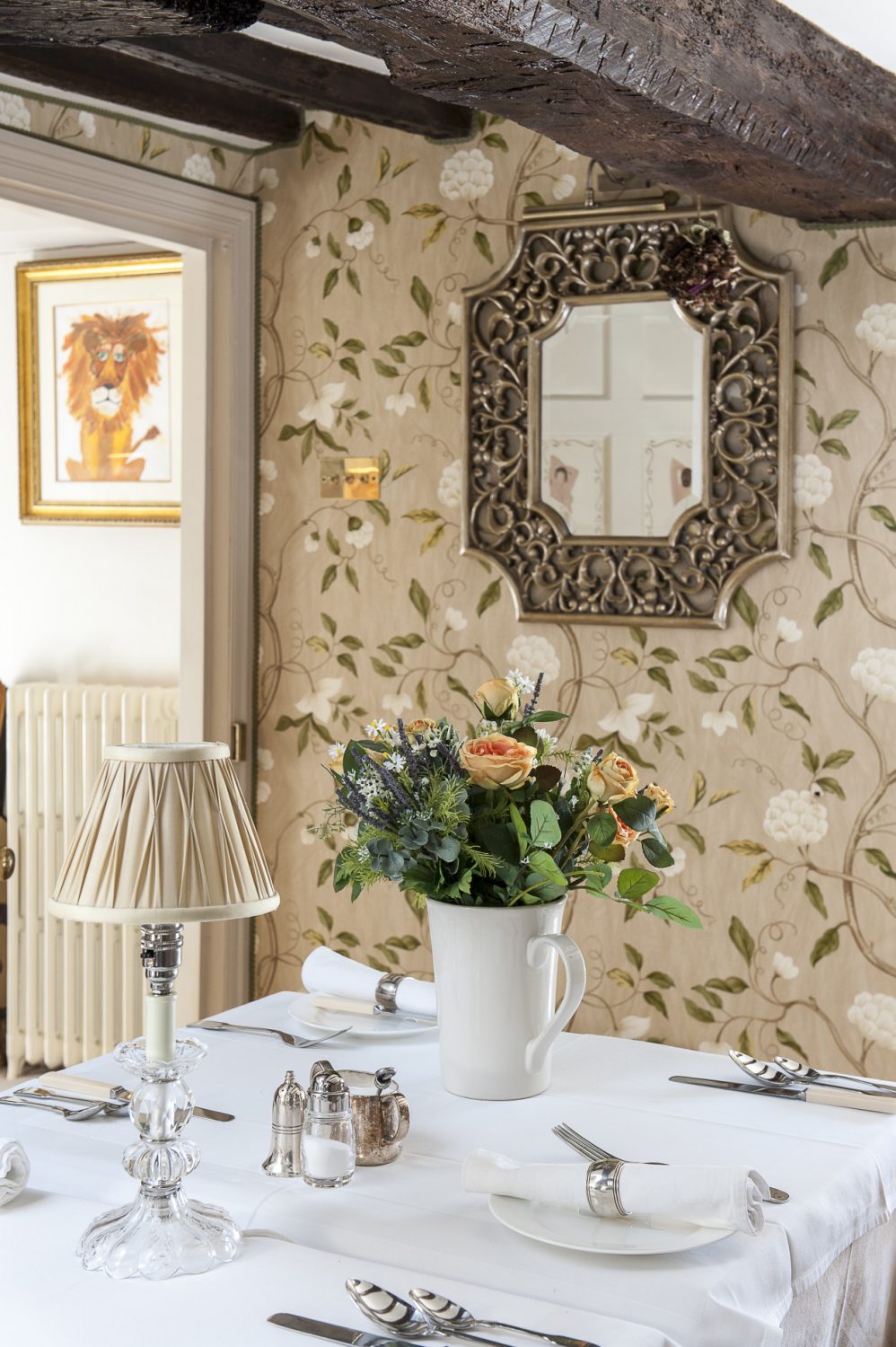 The dining room is used principally as a breakfast room. Nina has varnished the Colefax & Fowler ‘Snowtree’ wallpaper to give it the appearance of silk