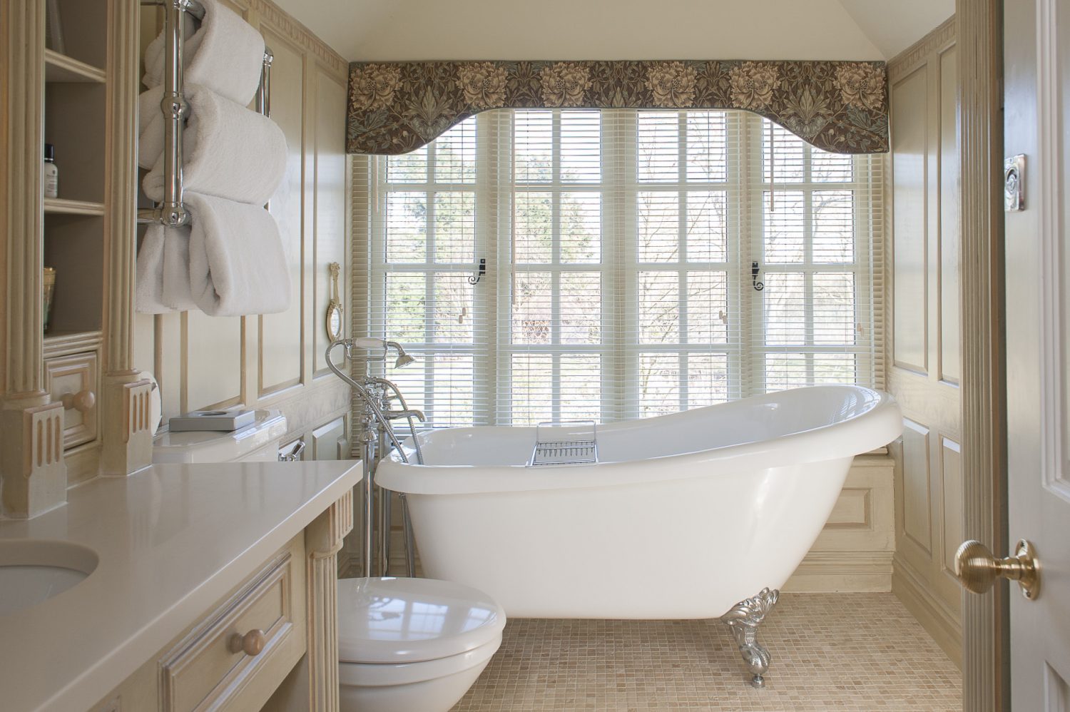 Sackville’s en suite has been beautifully hand-painted by Nina, taking four months to complete. A decadent slipper bath is an ideal spot to take in the stunning views of the surrounding countryside