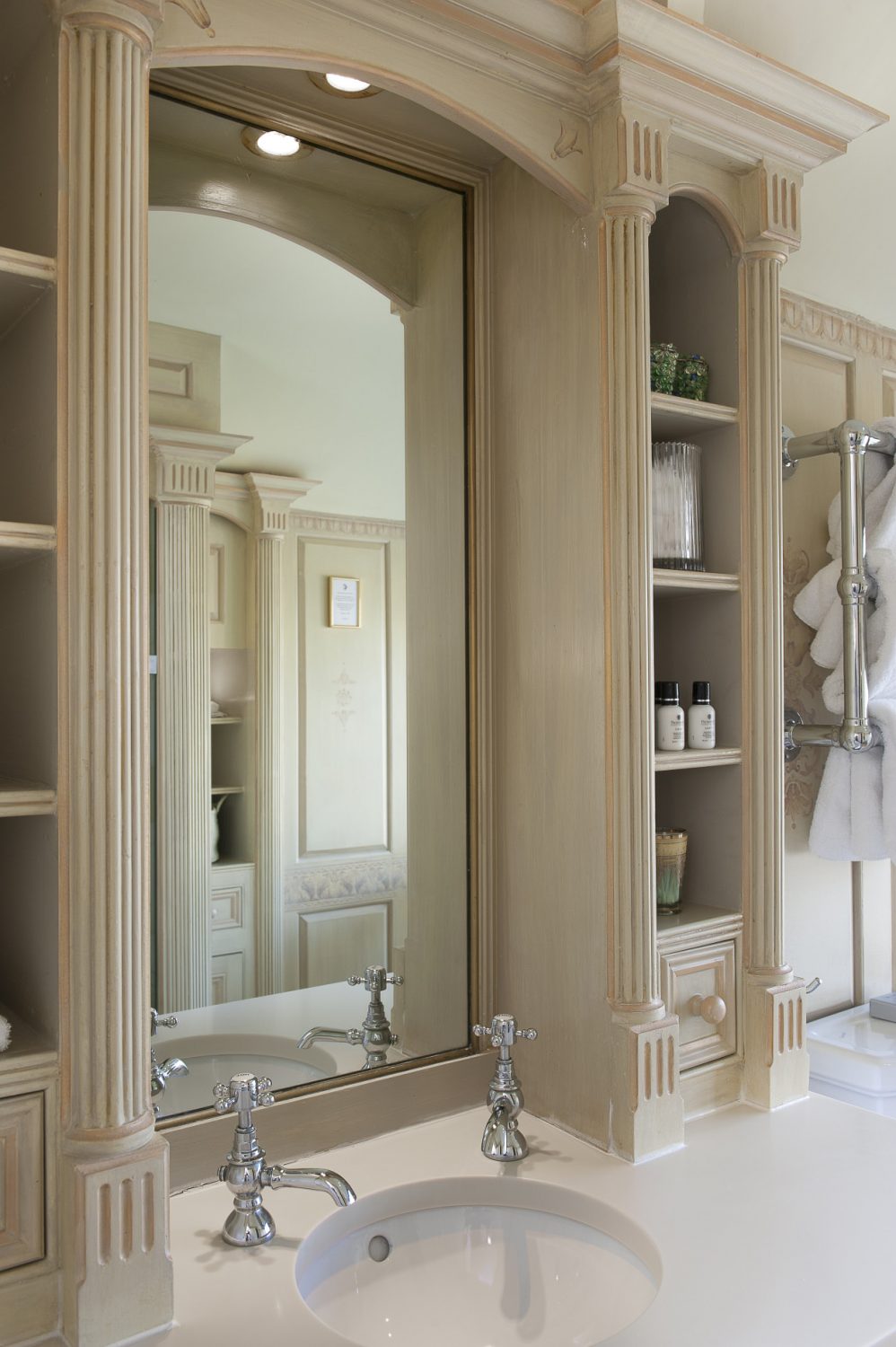 Sackville’s en suite has been beautifully hand-painted by Nina, taking four months to complete.