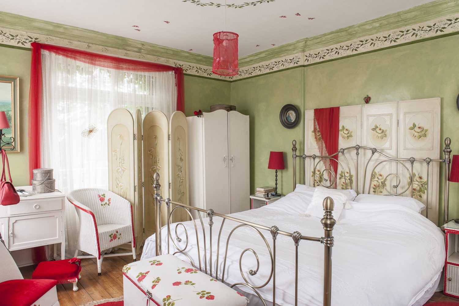 Mick and Carmel’s room is a bright and airy retreat. Accents of olive green and red, combined with Carmel’s stencils, work together to create a rather Mediterranean feel