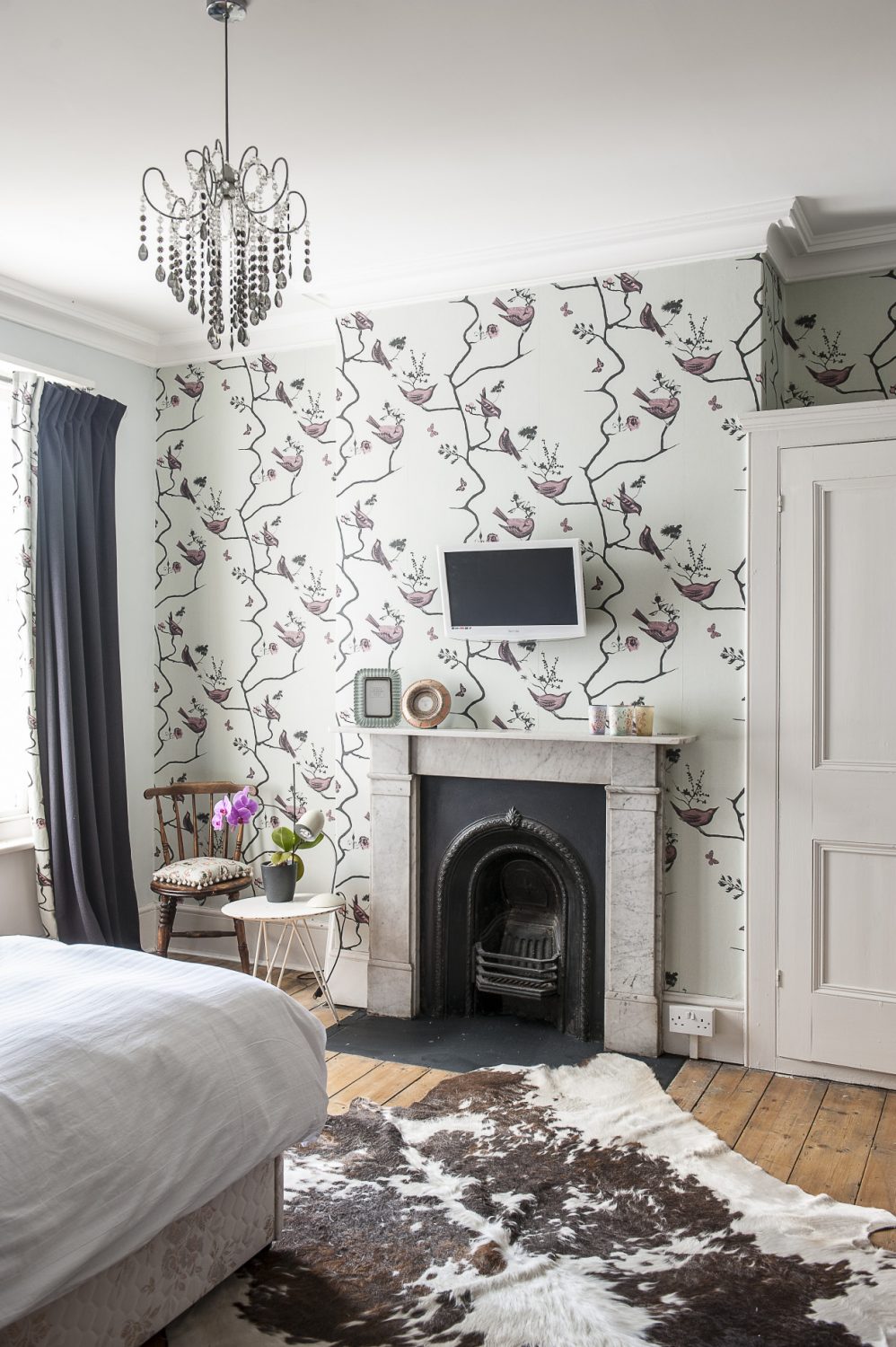 Annette’s daughter’s room is beautifully tidy. The treatment in this room is simple, but effective. The original fireplace is set off well in a wall covered with ‘Pavilion Birds’ wallpaper by St. Leonards designer Louise Body