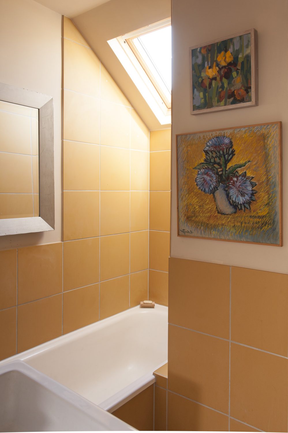 Francine used floor tiles from Fired Earth on the walls of her shower room