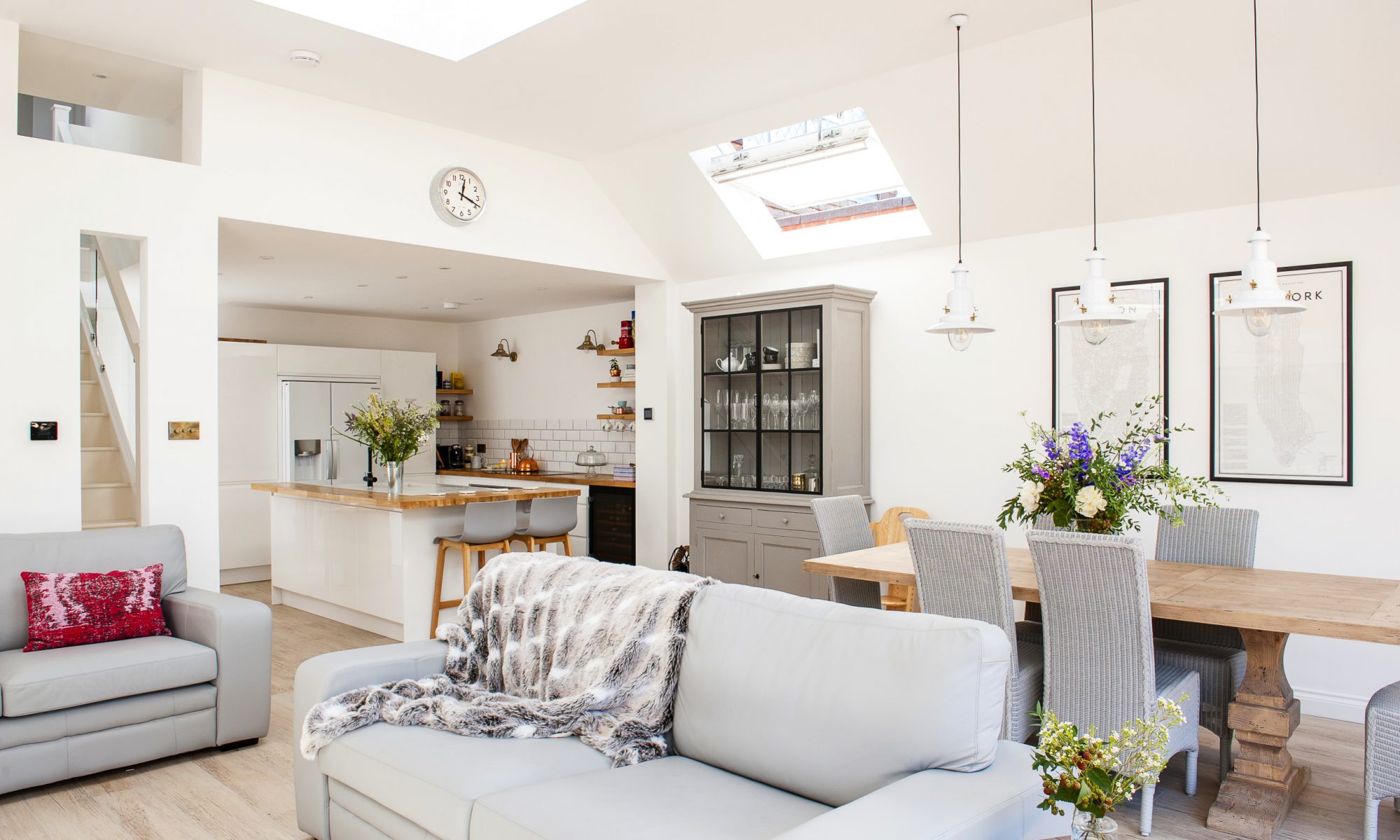 After several sunny years downunder Jenna and Andrew didn’t want to leave the light and airy mood they loved in Australian houses behind when they moved back to the UK – so they re-created it in Hersham