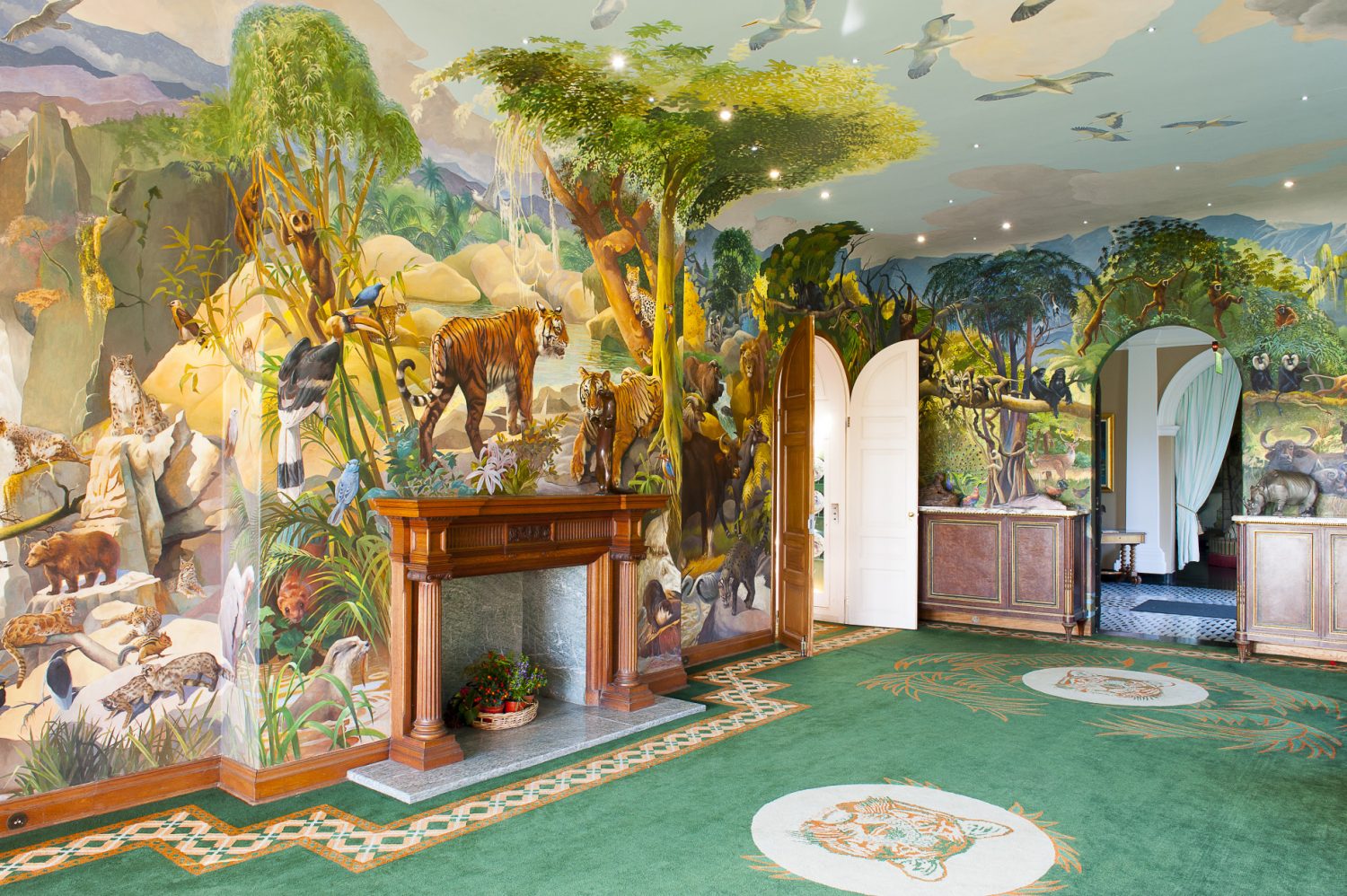 The vibrant Spencer Roberts room is adorned with images of animals in their natural habitats – from birds and reptiles to monkeys and bears. A grass green carpet adds to the feeling of being outside