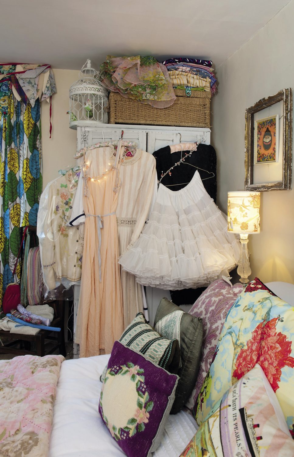 the guest room, but with so many vintage clothes and accessories on display is really more of a ‘boudoir’