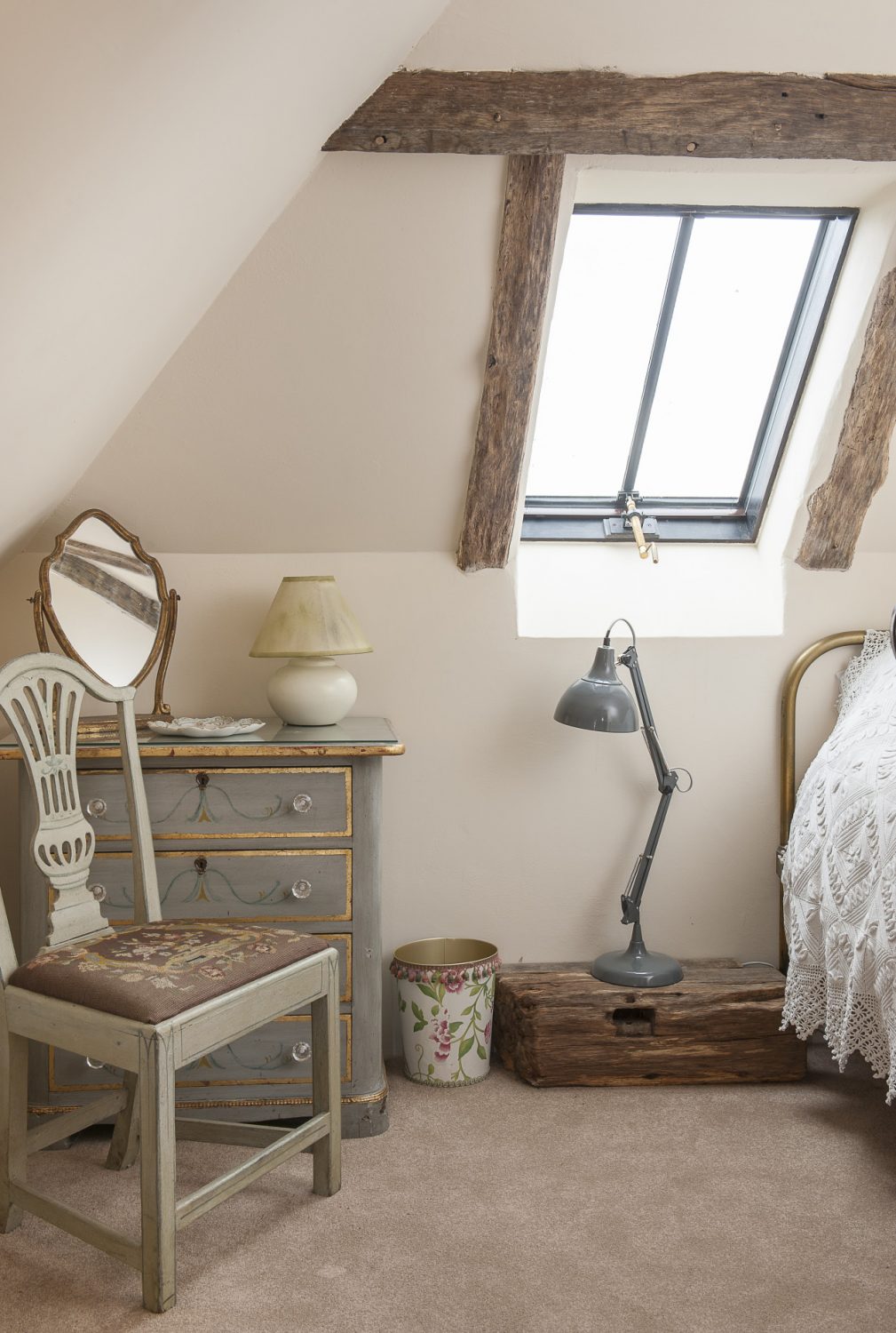 The upstairs bedrooms – a single and a twin – feature superb reclaimed oak timbers that give the impression of being high in the attic of a barn