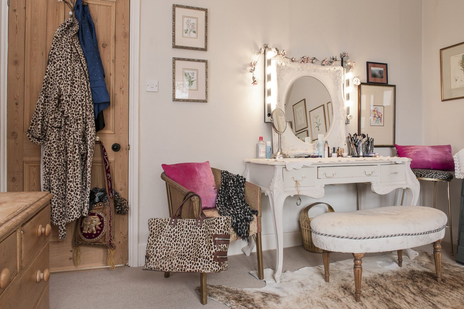 Alli offers bridal make-up and one-on-one make-up lessons in her make-up room. The dressing table is an elegant old French desk from ’Tasha Interiors, the walls are Little Greene Joanna 130 and the woodwork is Little Greene Linen Wash 33