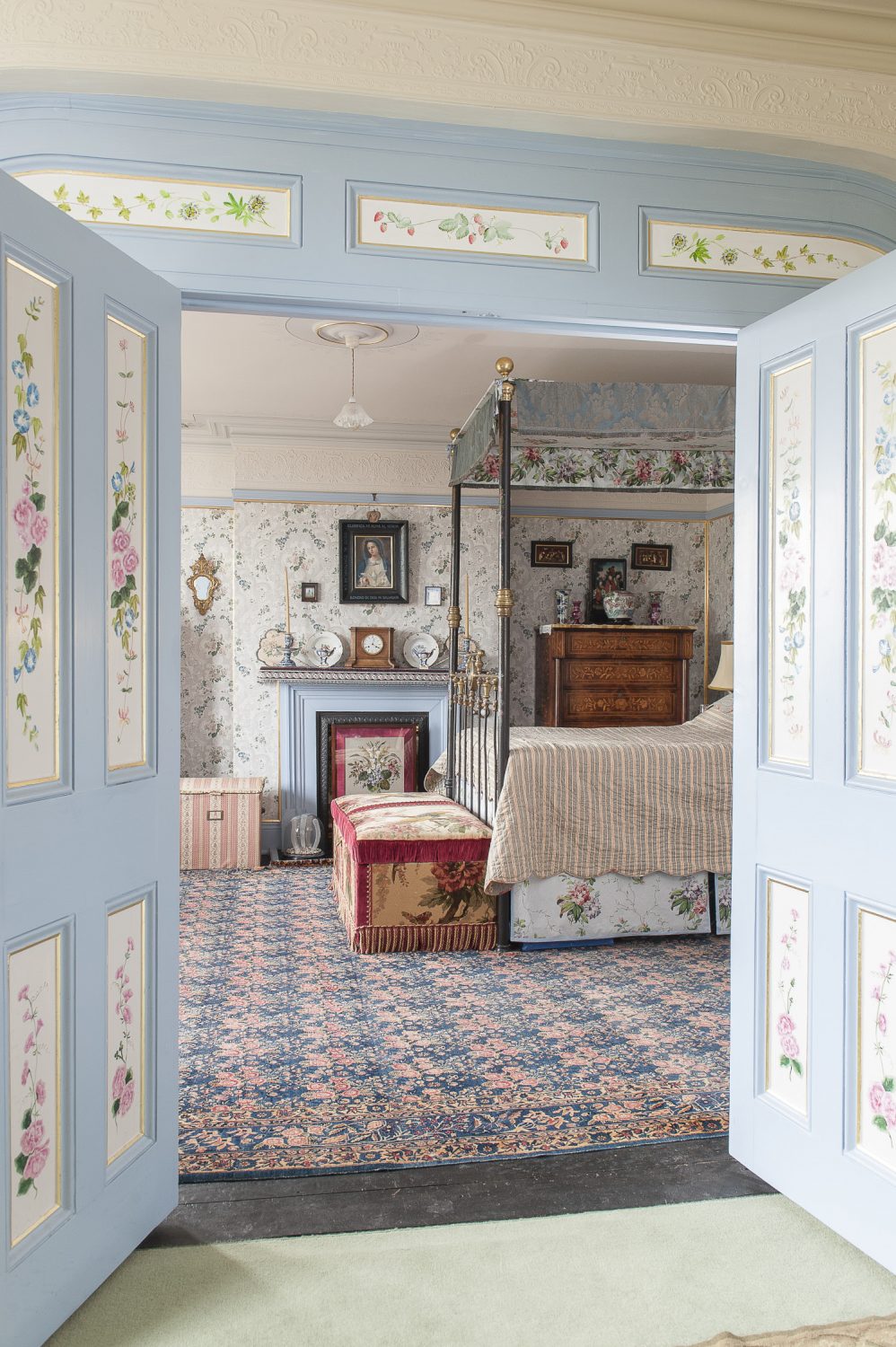 Mr Parry’s Room features a magnificent four poster bed, lined with the prettiest chintz, from which you could sit and look out at a particularly special sea view