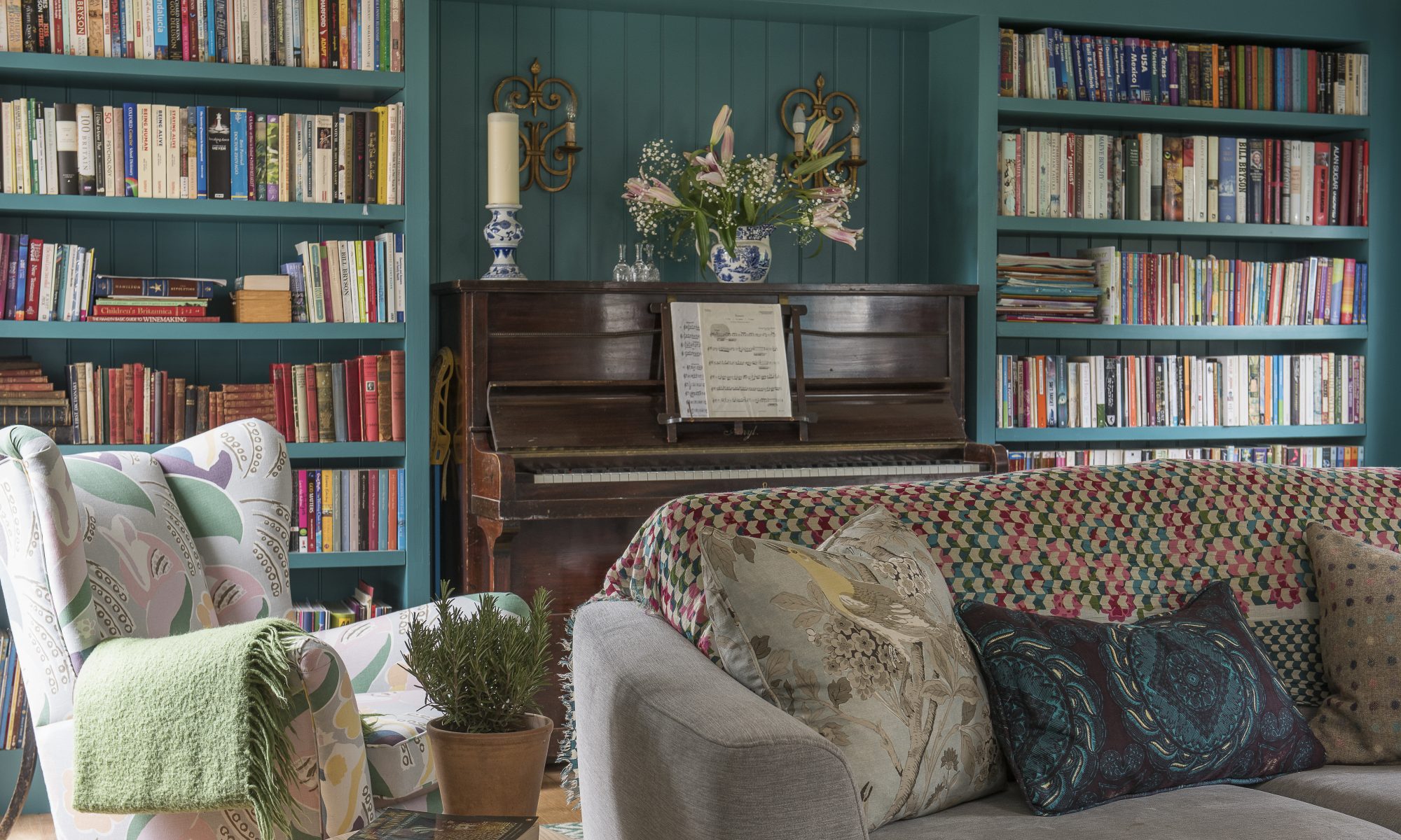 Ally commissioned bespoke bookshelves to create a focal point in the sitting room. The walls are painted in Farrow & Ball’s Varta, to add a splash of bold colour.