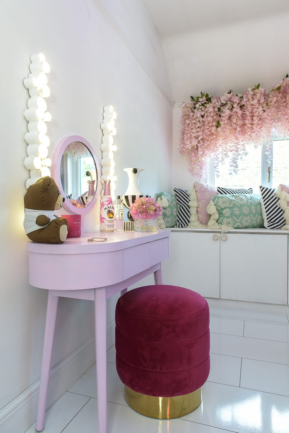 Cat’s youngest daughter’s bedroom has been her most recent project. With a brass four-poster bed and a wall of pink silk flowers, she chose the room’s decor inspired by the interiors of MaMa Kelly’s pink restaurant in Amsterdam and the Peggy Porschen cake parlour