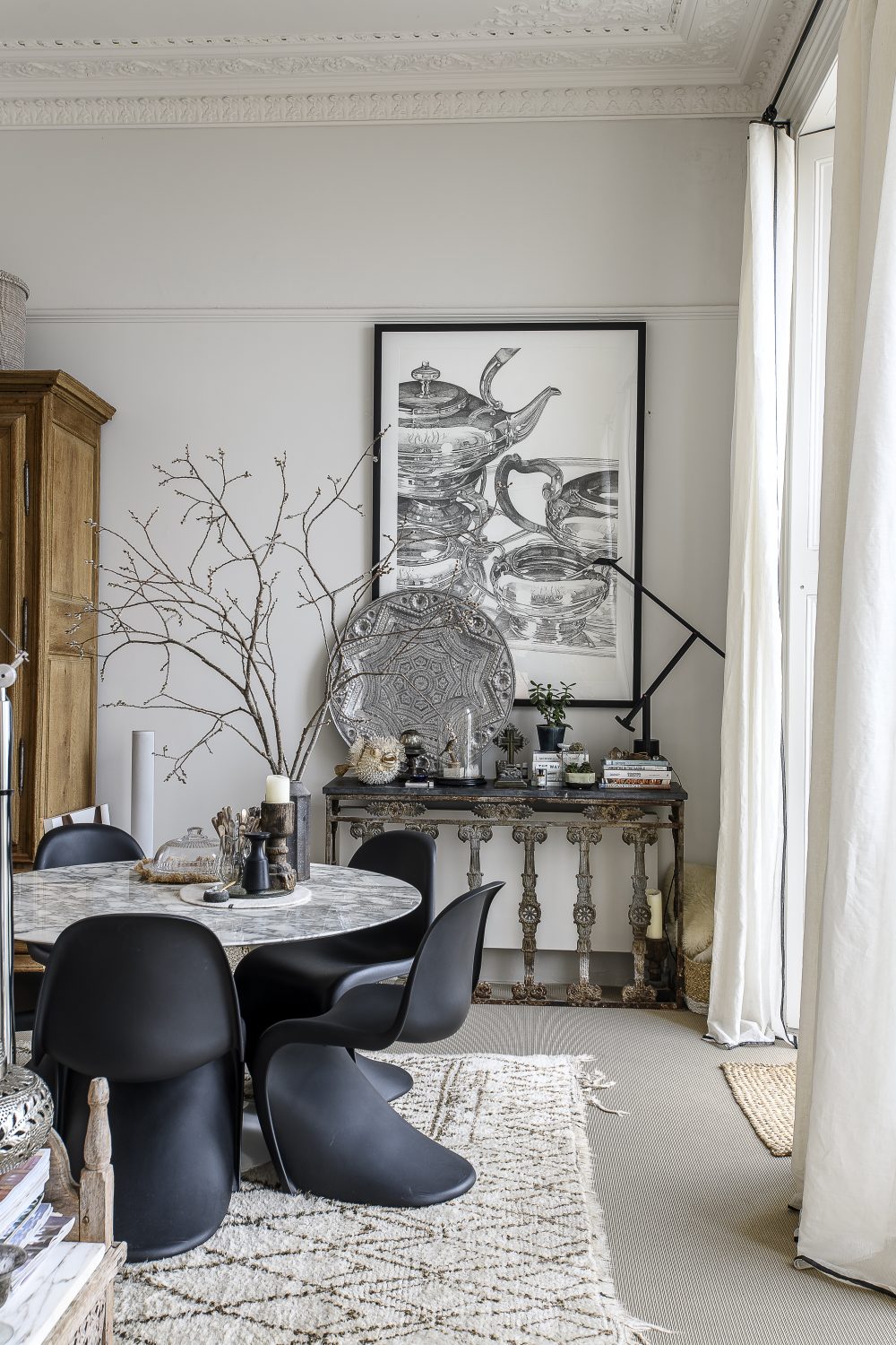 Contemporary dining chairs are arranged around a Saarinen Tulip dining table from the Conran Shop, providing a social dining space