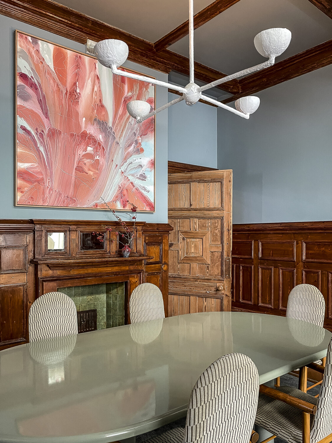 A more informal dining space is home to a large piece by First Nation Australian artist Janice Stanley, and a custom-made, plaster-finished light designed by Scarlett