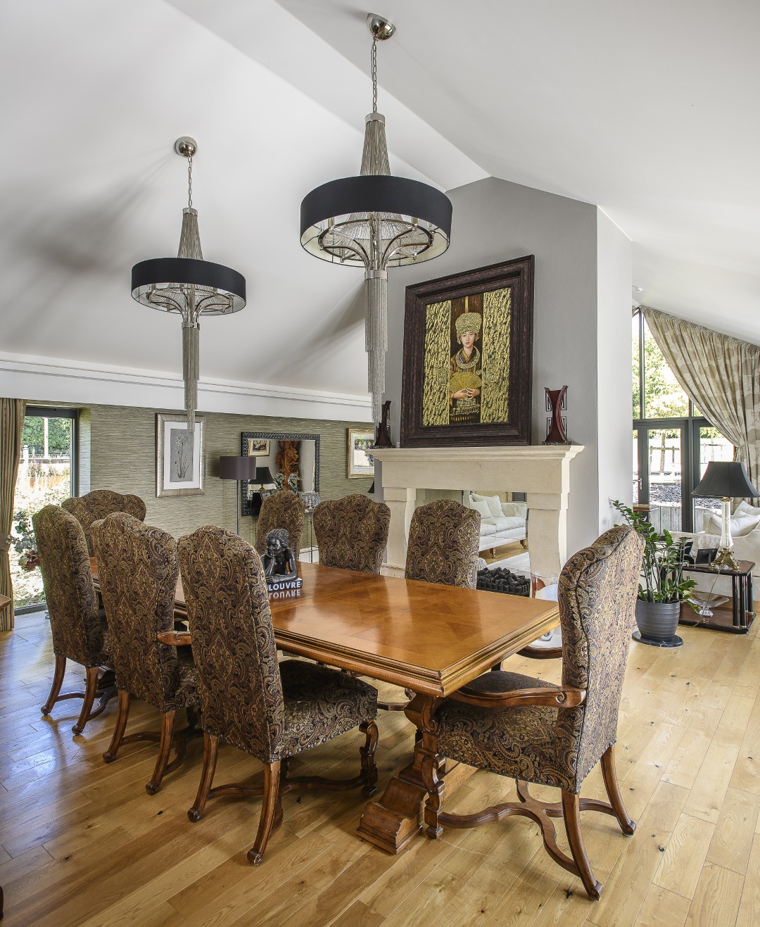 At the heart of the main living space stands a fireplace, designed by Sandridge Stone. Dividing and uniting at the same time, it warms the sitting room on one side and the dining room on the other.