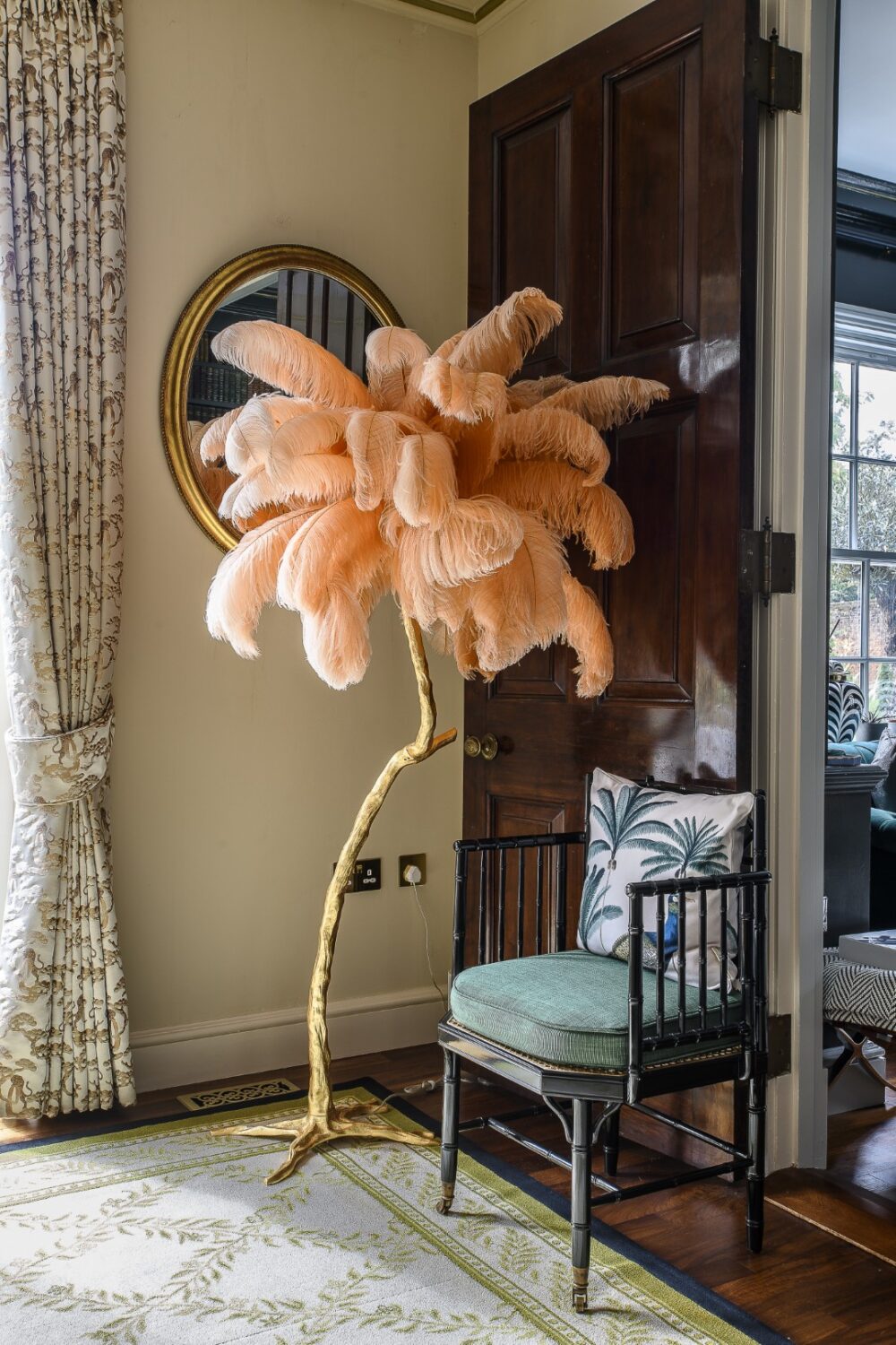 Sean divided the space into two zones: one centred on music, complete with grand piano and vintage violin hung on the wall; the other arranged for conversation with bespoke chairs and sofas with two mirrored coffee tables