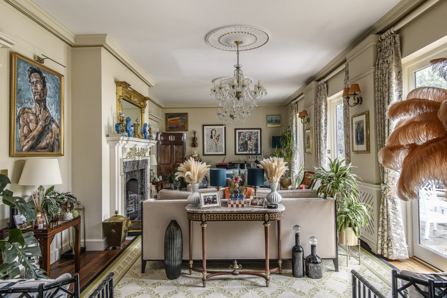 Sean divided the space into two zones: one centred on music, complete with grand piano and vintage violin hung on the wall; the other arranged for conversation with bespoke chairs and sofas with two mirrored coffee tables