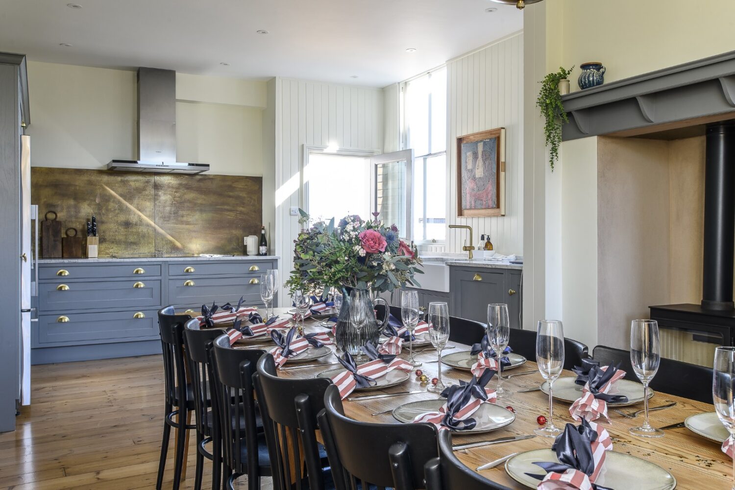 The kitchen was one of the only rooms that didn’t require a complete overhaul. Philippa and the team worked with the existing kitchen, repainting the units and adding a huge table