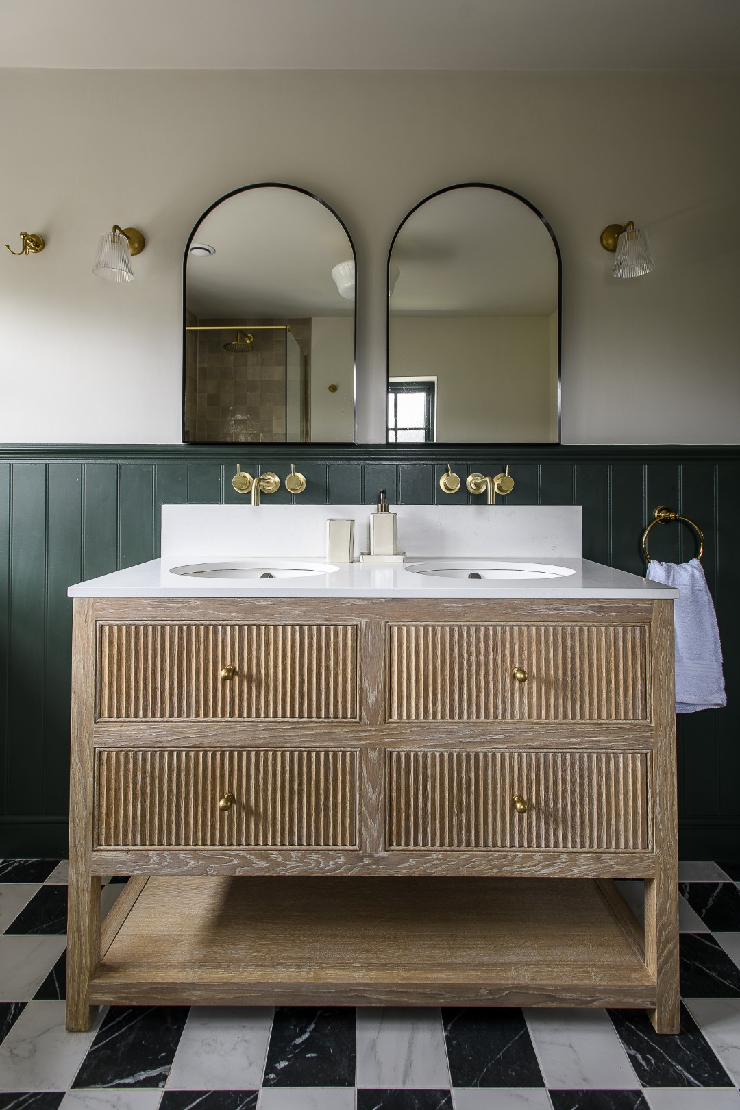 Twin basins in the en suite add to the luxurious feel