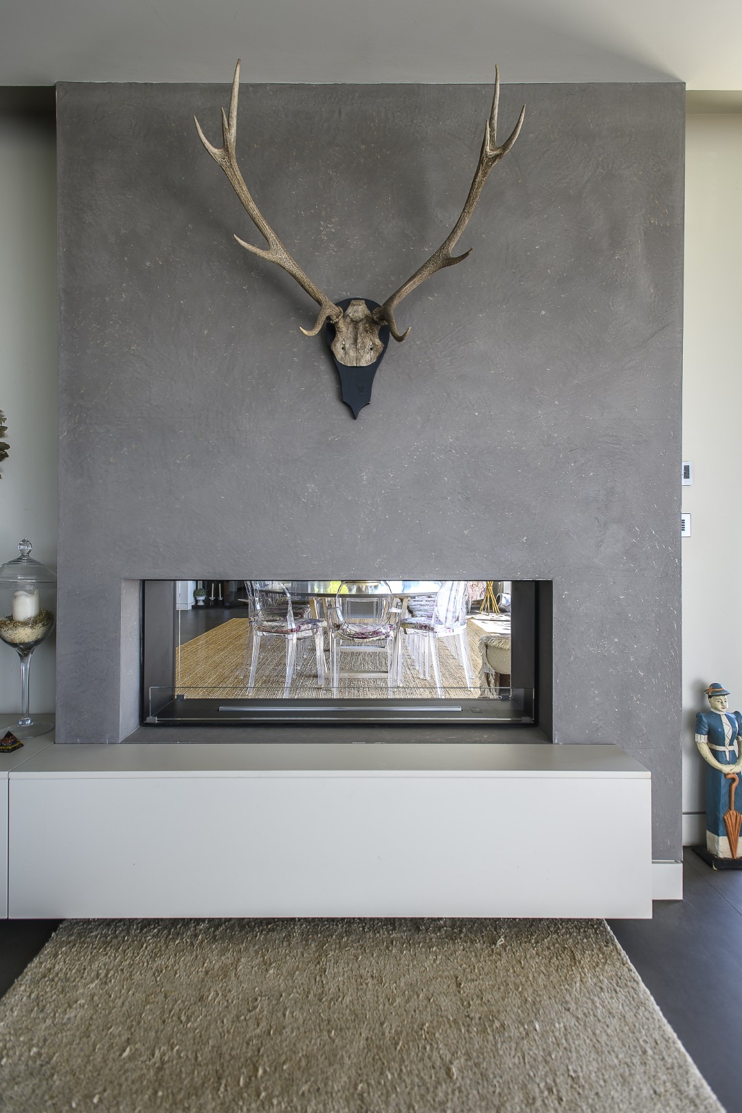 A double-sided bioethanol fireplace provides warmth without interrupting the clean architectural lines
