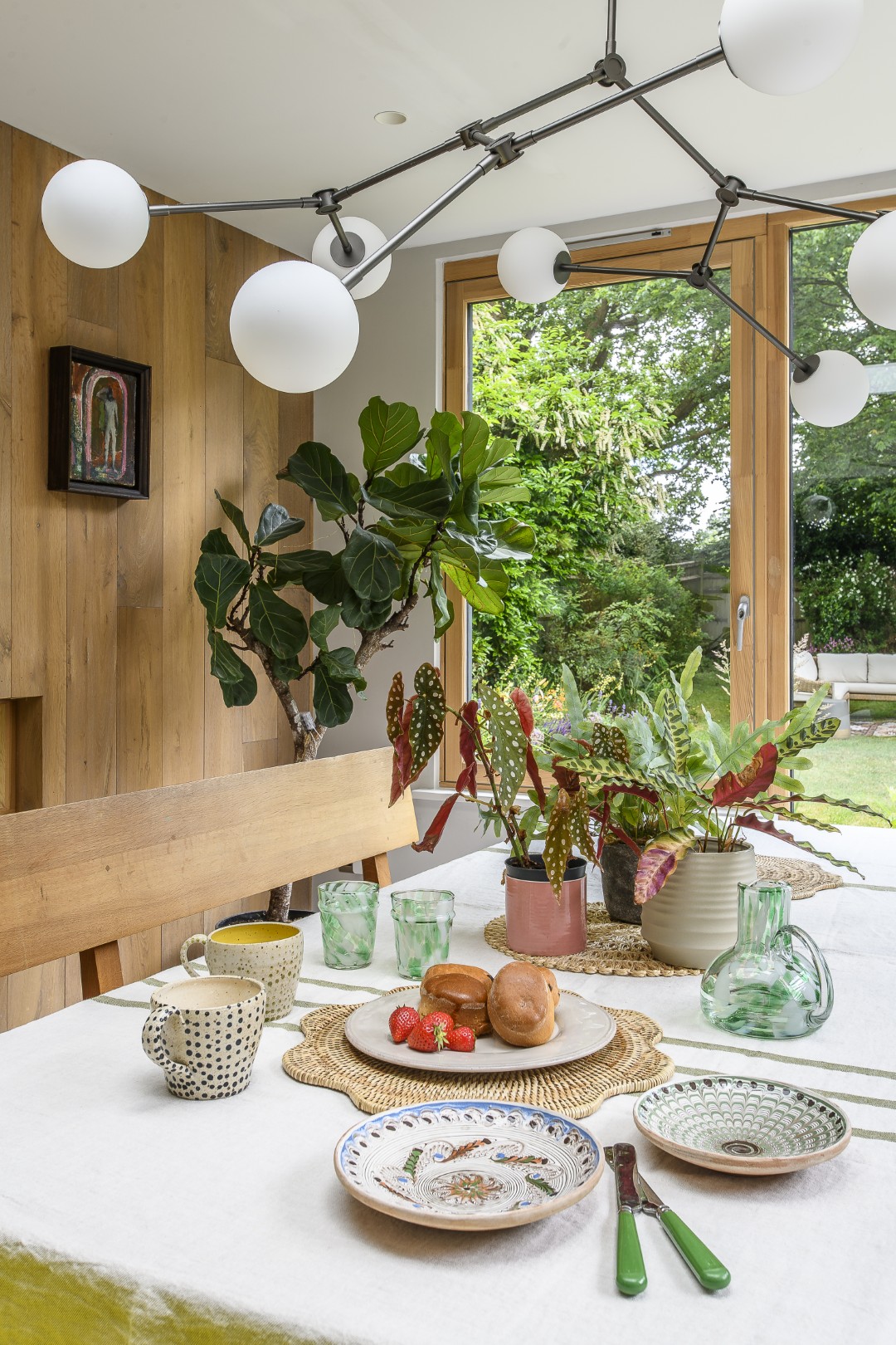 Tracey’s own tableware has been mingled with Hus Edit glassware and ceramic pieces from Polli Pots.