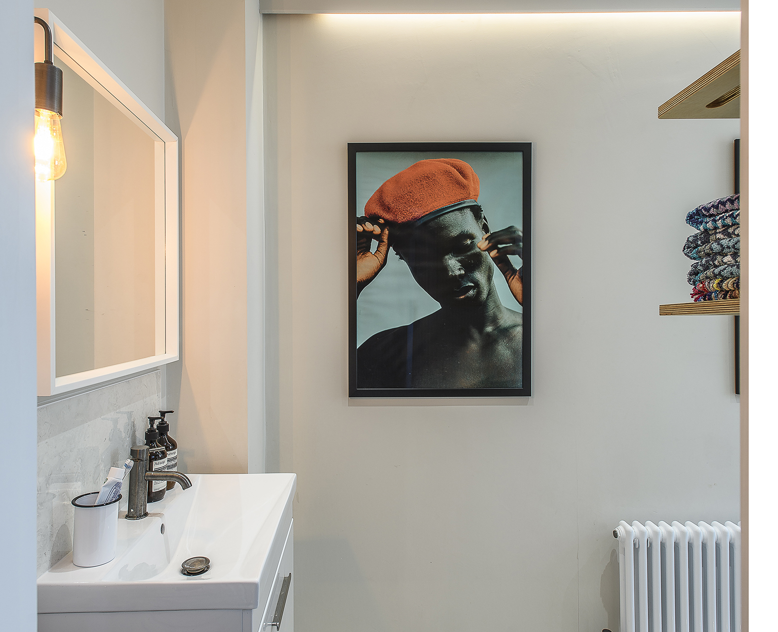 In the bathroom, a striking photograph of a man in a beret is by NYC-photographer Mark Elzey.