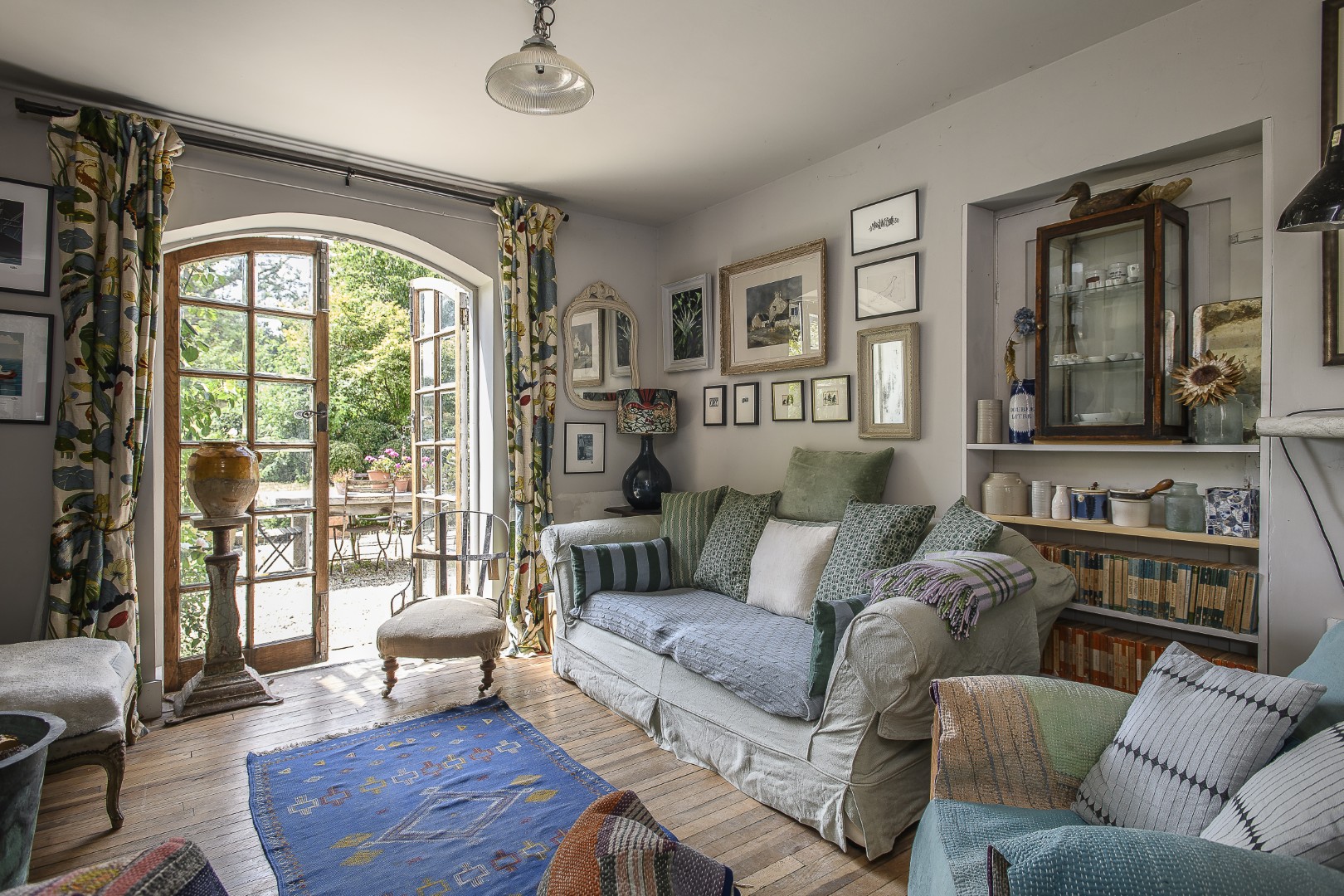 The snug features curtains in Nympheus fabric by GP&J Baker, which works well against the pale Farrow & Ball Ammonite walls.