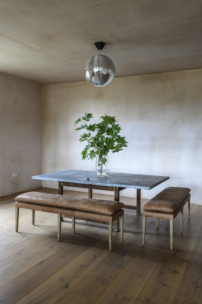 Despite the openness, zoning allows each space to work individually.