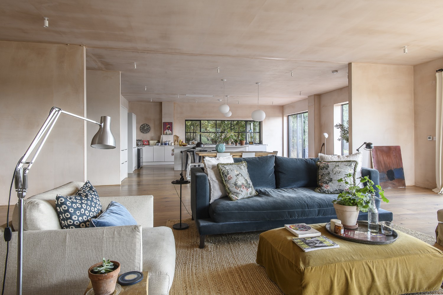 Although seamlessly linked, the living space can be easily returned to a separate, private retreat by closing the large doors at the end of a deep blue corridor that leads to the gallery’s rooms