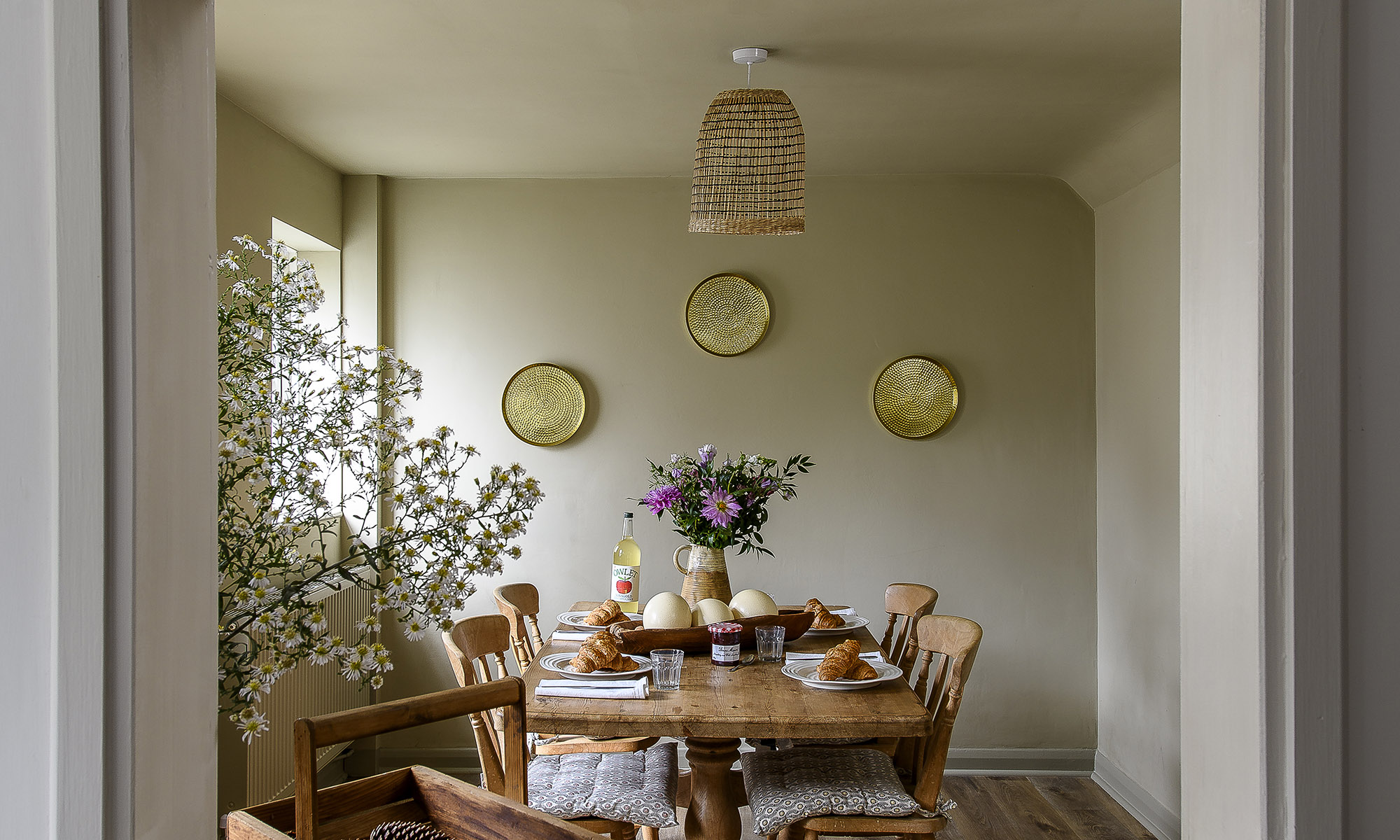 A serving hatch connects the kitchen with the dining room