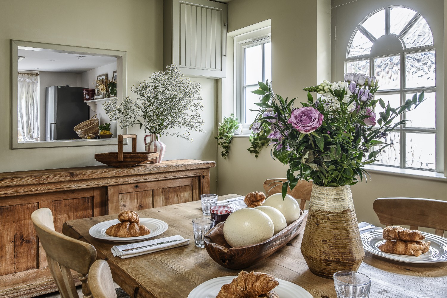 A serving hatch connects the kitchen with the dining room